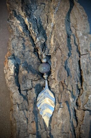 Sautoir feuille en argent et perle en verre