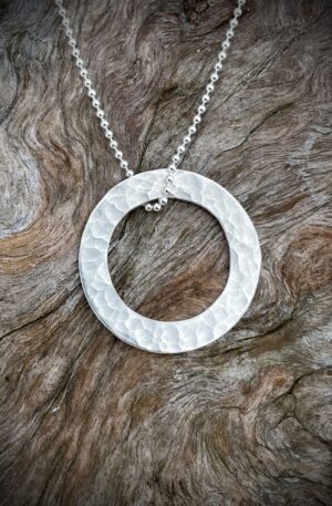 Pendentif cercle martelé et chaînette en argent 925