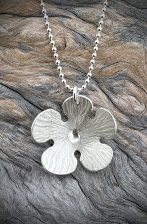 Pendentif petite fleur et chaînette en argent 925